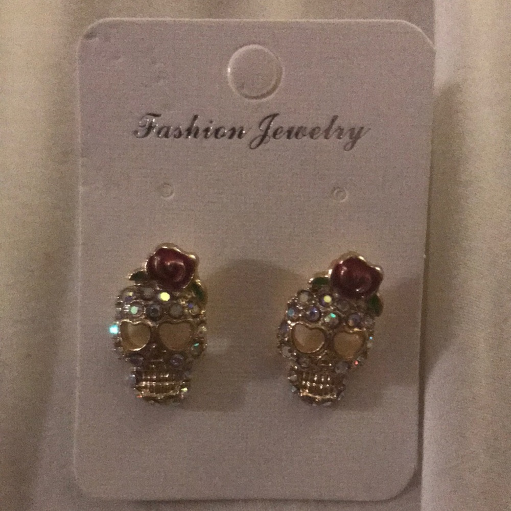 Skull cute earrings